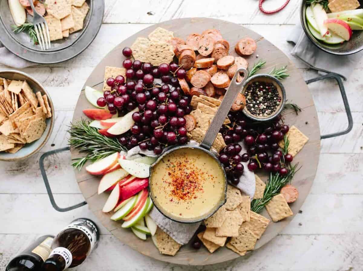 Appetizer plate with grapes and apples.