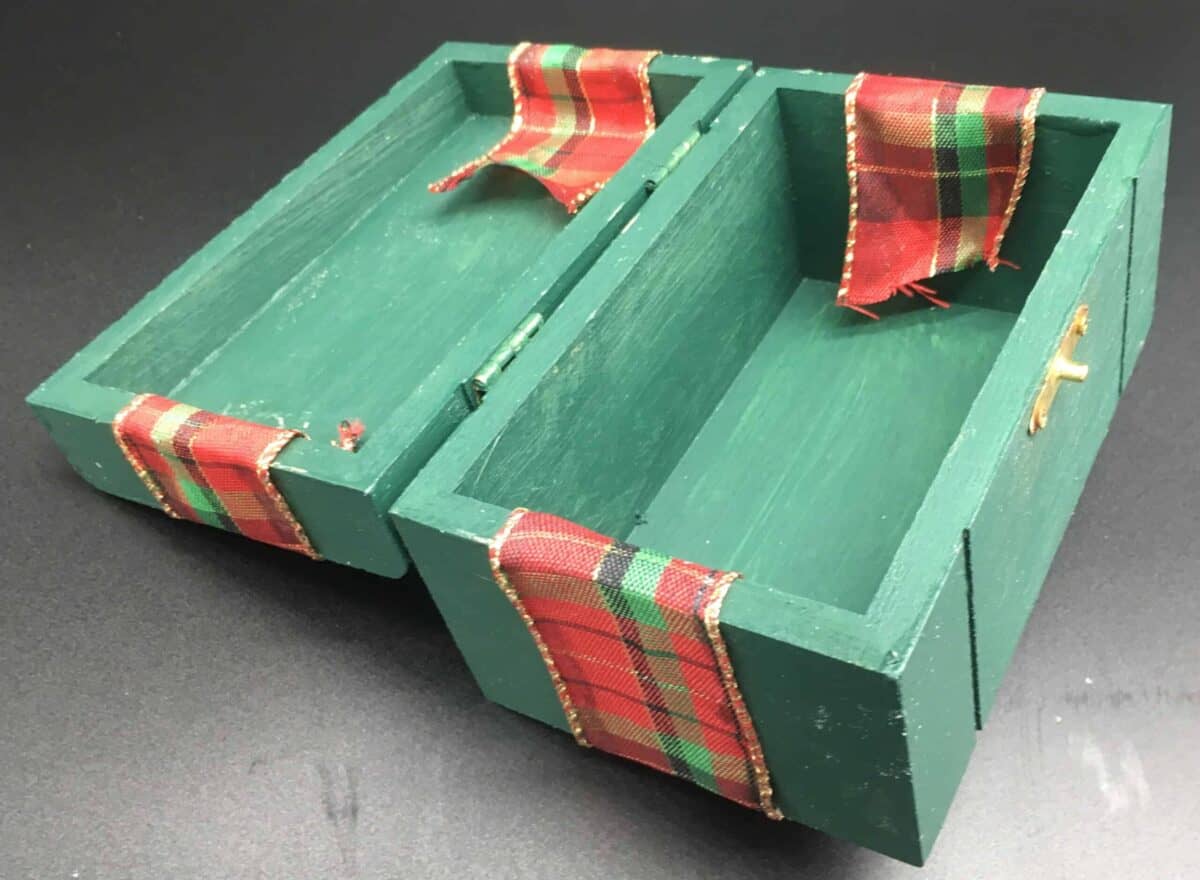 Box with ribbon overlapping.