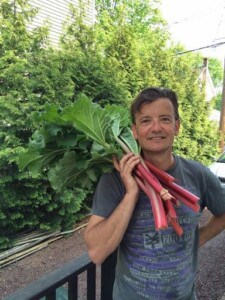 Growing rhubarb (Photo by Viana Boenzli)