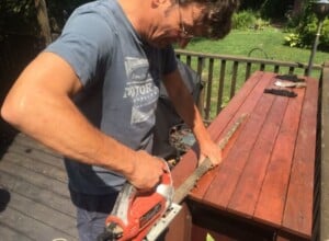 DIY Ladder - Cutting off the tiny branches with a jigsaw (Photo by Viana Boenzli)