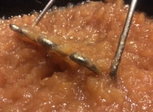 Applesauce and apple butter - Mashing apples for applesauce (Photo by Viana Boenzli)