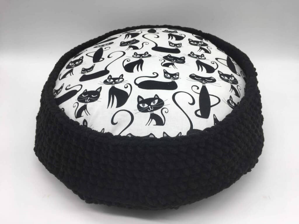 Crochet Pet Bed (Photo by Viana Boenzli)