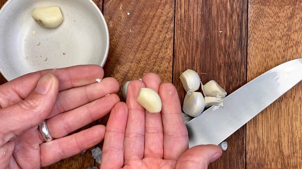 Peel Garlic - The result. Every time. No peeling off leftover skin (Photo by Viana Boenzli)
