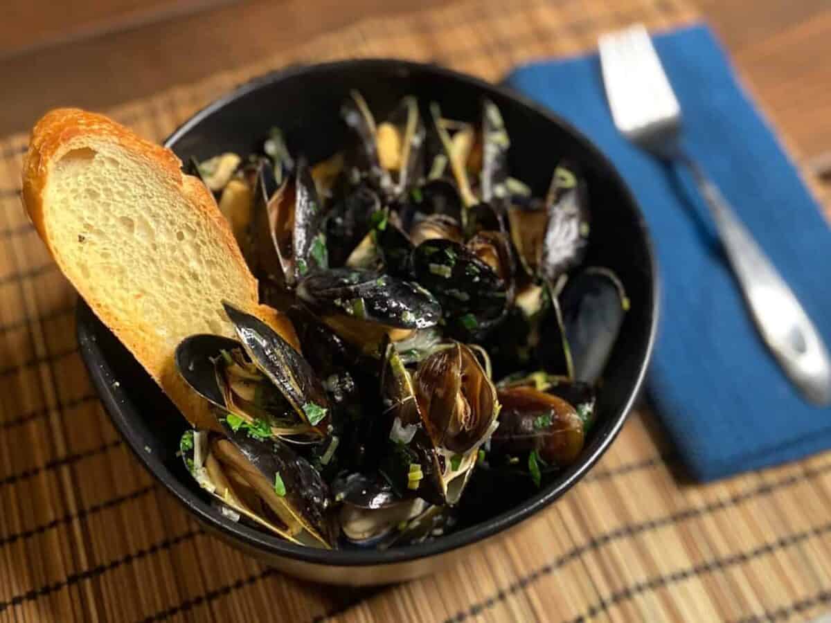 Moules marinière (mussels with garlic and parsley).