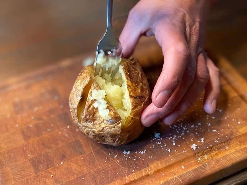 Recipe for a baked potato - Finish fluffing with a small fork (Photo by Erich Boenzli)