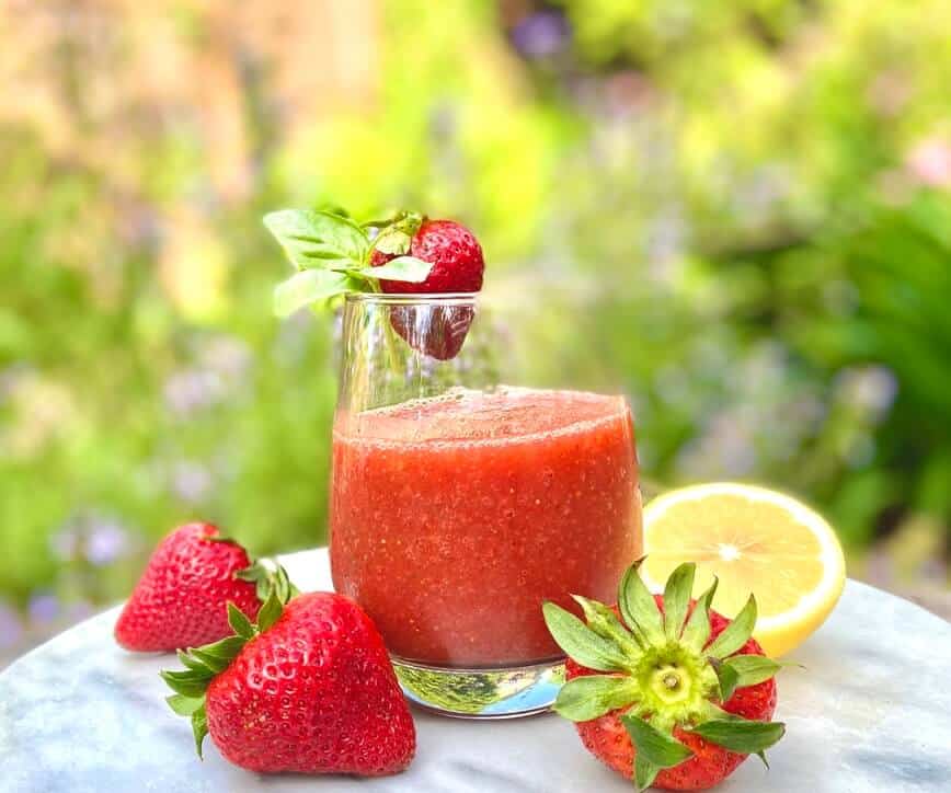 Refreshing Strawberry Cocktail & Virgin Strawberry Mojito (Photo by Viana Boenzli)