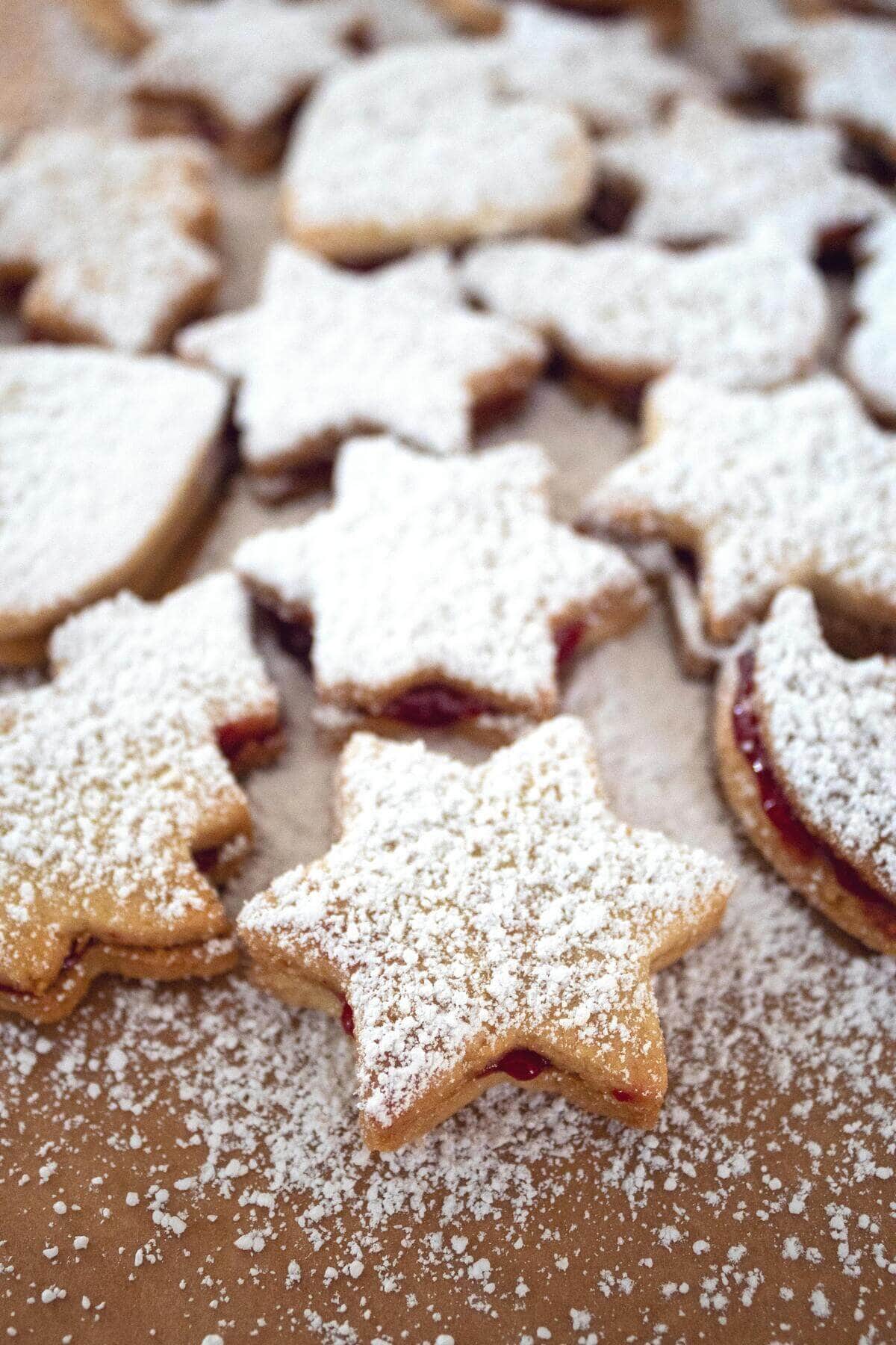 Cookies dusted with powdered sugar.